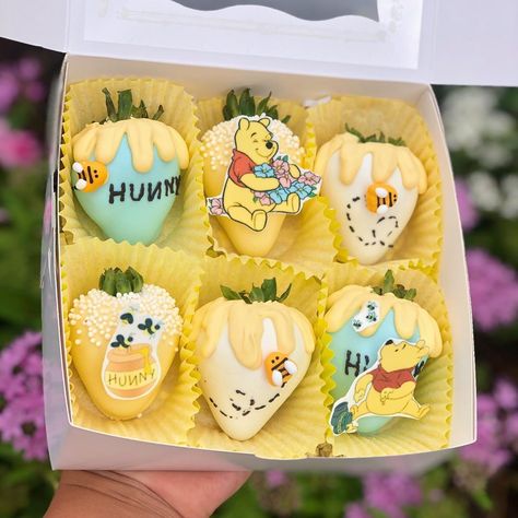 Sweets by Isis 🍓 on Instagram: “Winnie the Pooh inspired mini 🥰🥰Okay but this has to be my favorite mini box 🤩🤩🤩   #ocstrawberries #chocolatecoveredstrawberries…” Dipped Strawberries Recipe, Chocolate Butterflies, Christmas Strawberry, Chocolate Covered Desserts, Strawberry Box, Creative Dessert Recipes, Strawberries Chocolate, Chocolate Covered Strawberries Bouquet, Mini Pastries