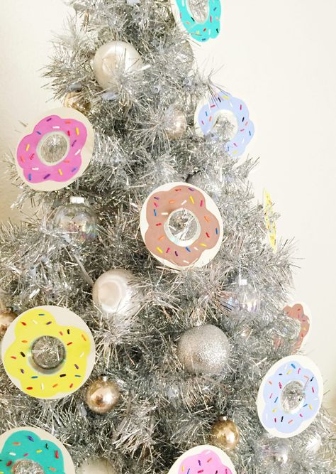 How to make donut ornaments from a CD. Colorful Christmas Tree Decor, Donut Classroom, Donut Christmas, Diy Bullet Journal, Recycled Christmas Decorations, Christmas Ornament Diy, Donut Ornament, Diy Donut, Kids Christmas Crafts Easy