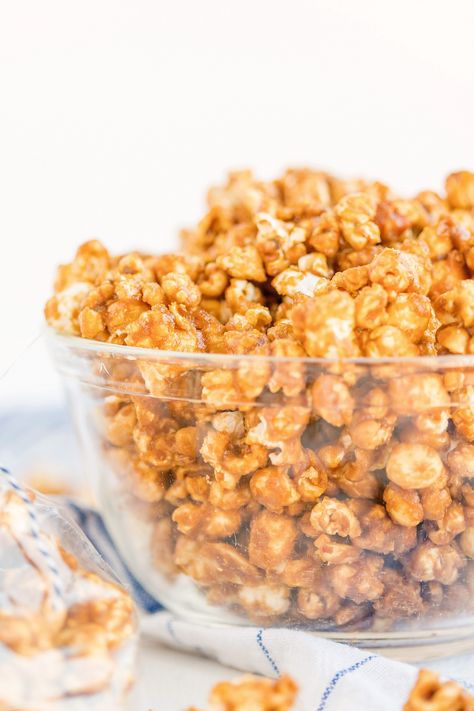 Amish Caramel, Caramel Corn Recipe, Homemade Caramel Corn, Popcorn Recipes Easy, Caramel Corn Recipes, Popcorn Treats, Sour Cream Cake, Corn Recipe, Snack Mix Recipes