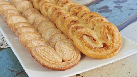 Recipe: Sweet and Savoury Palmiers | CBC Life Appetizers No Bake, Canadian Baking, Palmier Cookies, Pizza Appetizers, Macaron Recipe, French Pastries, Appetizers For Party, Appetizers Easy, Powdered Sugar