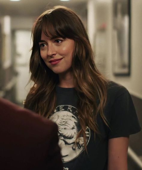 Wide Fringe Hair, Petal Bangs, Dakota Johnson Haircut, Zoe Deschanel Hair, Bangs Dakota Johnson, Bottleneck Bangs Medium Hair, Hairstyles With Bangs Medium, Outfit Sera, Zooey Deschanel Hair