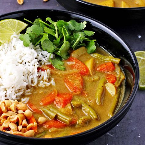 Curry With Potatoes, Massaman Curry Paste, Bean Curry, Vegan Curry Recipes, Vegan Indian Recipes, Plant Based Recipes Dinner, Massaman Curry, Sweet Potato Curry, Easy Curry