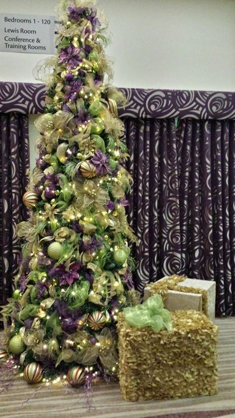 Purple Green And Gold Christmas Tree, Northern Lights Christmas Tree, Purple And Green Christmas Decor, Purple And Green Christmas Tree, Christmas Tree Colour Scheme, Peacock Christmas Tree, Christmas Tree Designs, Christmas Wedding Themes, Elegant Christmas Tree Decorations