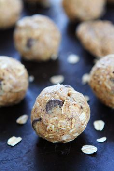 Almond Butter Oat Balls Recipe on twopeasandtheirpod.com These easy, healthy, no-bake almond butter energy bites can be made in 10 minutes! They are great for breakfast, snack time, or dessert! Oat Balls Recipe, Oat Balls, Energy Bites Recipes, Protein Balls, Energy Balls, Energy Bites, Balls Recipe, Snack Time, Healthy Treats