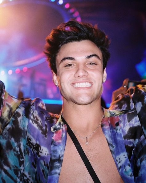 lots of smiling during tame impala... 🌟 Dolan Twins Memes, Ellie Thumann, Dollan Twins, Dolan Twins Imagines, Ethan And Grayson Dolan, Coachella 2019, Make Videos, Ethan Dolan, Grayson Dolan