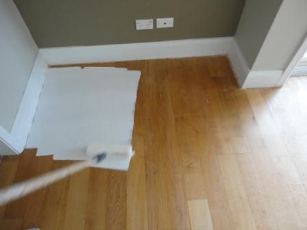 white paint wood floor veneer how to Cement Floor Diy, Painting Laminate Floors, White Painted Wood Floors, Painted Bathroom Floors, White Painted Floors, Painted Wooden Floors, White Floorboards, Painted Floorboards, Painted Wood Floors