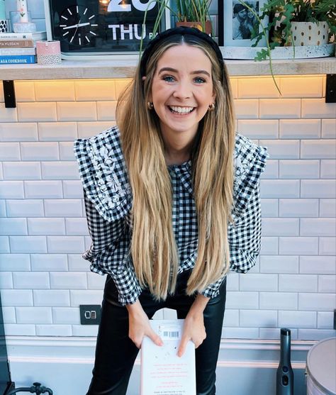 Zoe Sugg Winter Outfits, Zoe Sugg Style, Zoe Sugg Hair, Zoe Sugg Outfits, Zoella Outfits, Future Aspirations, Autumn Jumpers, Zoe Sugg, Beatiful People