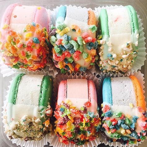 California Donuts, Macaron Ice Cream Sandwich, Milk Photo, Ice Cream Business, Pastel Cupcakes, Ice Cream Treats, Fruity Pebbles, Ice Cream Parlor, Best Ice Cream