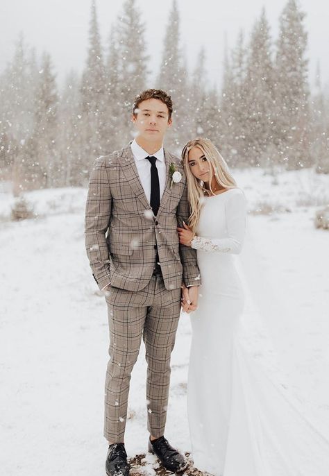 Snow Wedding Photos, Cold Wedding, Snowy Wedding, Winter Wedding Photos, Alaska Wedding, Snow Wedding, Winter Inspiration, Winter Elopement, Bridal Pictures