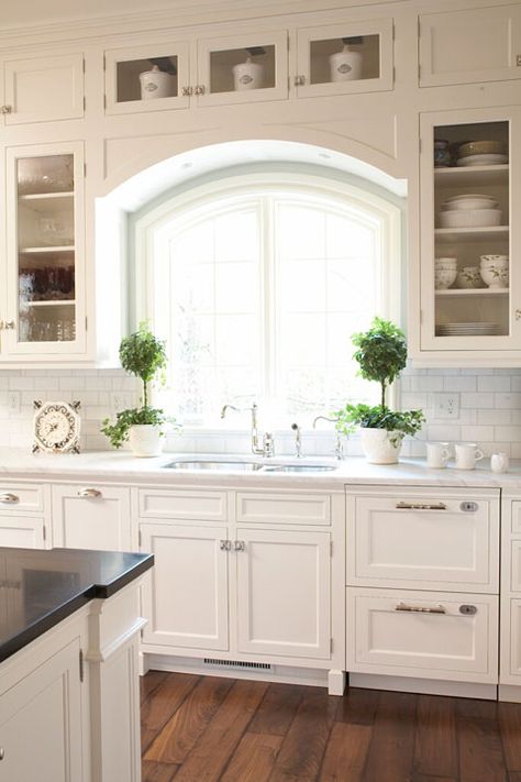 Kitchen Sink Window, Kitchen Farmhouse, Kitchen Redo, Trendy Kitchen, Counter Tops, Kitchen Remodel Idea, Traditional Kitchen, White Cabinets, Beautiful Kitchens