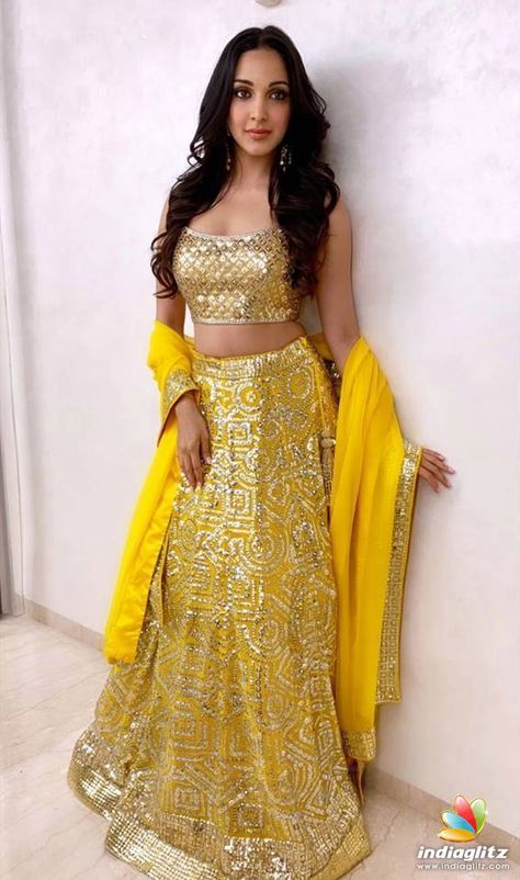 Kiara Advani In Yellow, Kiara Advani Lehenga, Mehendi Ceremony Outfits, Yellow Lehenga Choli, Red Saree Blouse, Lehenga Hairstyles, Delhi Girls, Yellow Lehenga, Bollywood Hairstyles