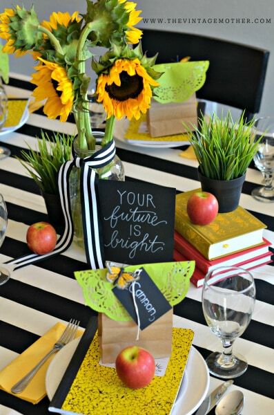 School Celebration Ideas, School Centerpieces, Back To School Celebration, Teacher Retirement Parties, Teacher Party, Back To University, Teacher Breakfast, Back To School Breakfast, School Dinners