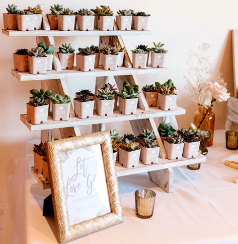 Boohoo Bridal Shower Ideas, Best Bridal Shower Prizes, Bridal Shower Boho Centerpieces, Boho Bridal Shower Dessert Table, Boho Couples Shower Ideas, Boho Bridal Shower Favor Ideas, Boho Chic Bridal Shower Decor, Boho Brunch Bridal Shower Ideas, Boho Floral Bridal Shower Theme