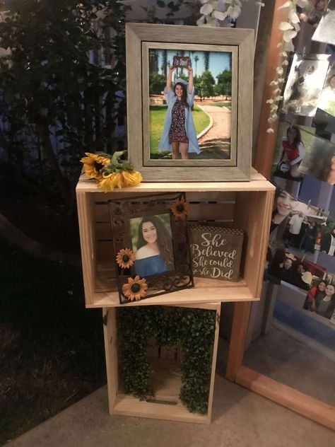 Rustic Graduation Centerpieces, Photo Board Graduation, Rustic Graduation Party Ideas, Boho Grad Party, Sunflower Graduation Party, Senior Table Ideas, Grad Table, Grad Party Centerpieces, Senior Table