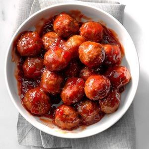 Christmas Meatballs, Cranberry Sauce Meatballs, Bourbon Meatballs, Recipe Meatballs, Frozen Meatball Recipes, Crockpot Meatballs, Cranberry Meatballs, Thanksgiving Appetizers Easy, Jellied Cranberry Sauce