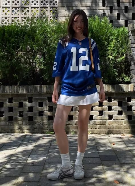 Bloquette Core Outfit, Sports Shirt Outfit, Japan Outfits, 사진 촬영 포즈, Jersey Outfit, Onitsuka Tiger, Football Outfits, Trendy Fashion Outfits, Looks Street Style