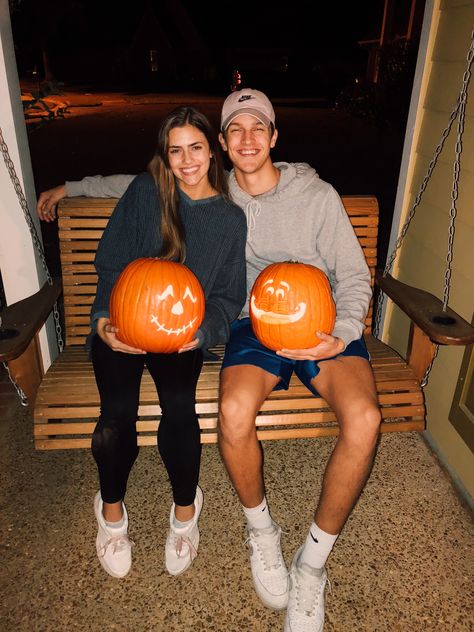 Fall Couple Pictures, Pumpkin Patch Photoshoot, Fall Couple Photos, Pumpkin Patch Pictures, Cute Pumpkin Carving, Cute Country Couples, Pumpkin Carvings, Cute Date Ideas