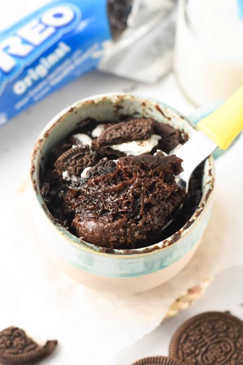 This Super Easy Oreo Mug Cake is the most easy Oreo cake recipe ever to fix a quick sweet treat. Plus, this is a vegan mug cake, egg-free and dairy-free too. Cookies And Cream Mug Cake, Oreo Mug Cake Without Cocoa Powder, Oreo Cookie Mug Cake Recipe, Easy Oreo Mug Cake, Easy Oreo Cake Recipe, Microwave Cupcake, Vegan Mug Cake, Easy Oreo Cake, Oreo Mug Cake