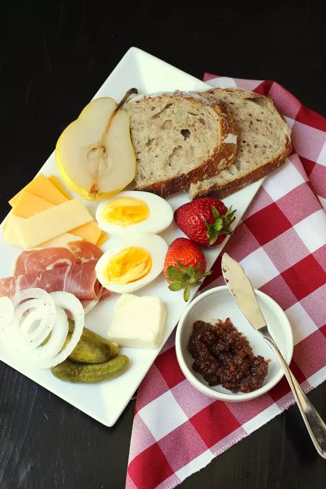 European Breakfast Ideas, Ploughmans Platter, German Lunch, Cheese And Meat Platter, English Snacks, Ploughman's Lunch, German Breakfast, European Breakfast, Ploughmans Lunch