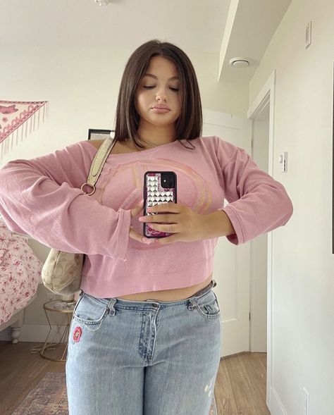 casual pink fresa outfit y2k tumblr 2014 cute aesthetic fall school Charlotte Chiasson Outfits, Pink Outfits Midsize, Charlotte Chiasson, Pink Casual Outfit, Midsize Outfits, Diy Vetement, Princess Outfits, Mid Size, Feminine Outfit