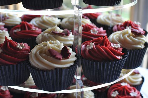 Burgundy and cream wedding cupcakes by Little Miss Cupcakes, via Flickr Brunch Cupcakes, Burgundy And Cream Wedding, Fall Wedding Cupcakes, French Toast Brunch, Burgundy Wedding Cake, Cupcakes Wedding, Succulent Cake, Succulent Wedding Favors, Blue And Burgundy