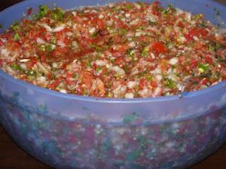 I like my salsa without vinegar so i found this recipe.  hope it tastes a little more like fresh out of the garden salsa!  Jenni Wilson - this is the one i used!  kitchen addiction: Canning Salsa City Homestead, Canning Veggies, Summer Canning, Salsa Canning Recipes, Canning Salsa, Canning 101, Canning Ideas, Canning Vegetables, Canning Recipe