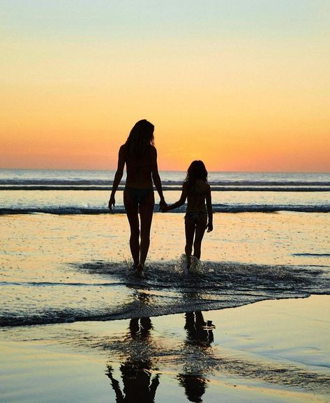 Sunset Photoshoot Ideas, Daughter Photo Ideas, Hannah Murray, Beach Pictures Kids, Mother Baby Photography, Take A Leap Of Faith, Cute Beach Pictures, Ritz Paris, Take A Leap