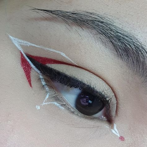 White And Red Eyeliner, White And Black Graphic Liner, Red And White Eyeliner, Red And White Makeup Looks, White Red Makeup, White Makeup Aesthetic, Red White Makeup, Red Eyes Makeup, White Eyeliner Ideas