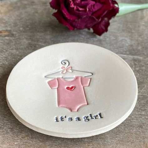 One of my favorite ornament available as little plate too. Ceramic Baby Gifts, Ideas Ceramica, Clay Plates, Diy Air Dry Clay, Diy Ceramic, Clay Baby, Polymer Clay Jewelry Diy, Nursery Gift, Ceramic Gifts