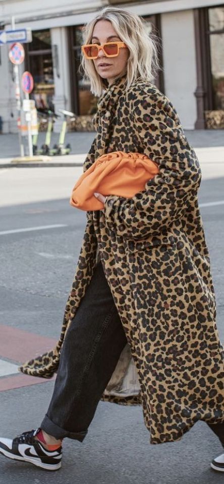 Leopard Dress Street Style, Women Street Style 2023, Cool Street Style Women, Street Style Business Casual, Fall Winter 2023 2024 Street Style, Leopard Street Style, Funky Style For Women, Maximalist Fall Outfits, Scandanavian Street Style Winter