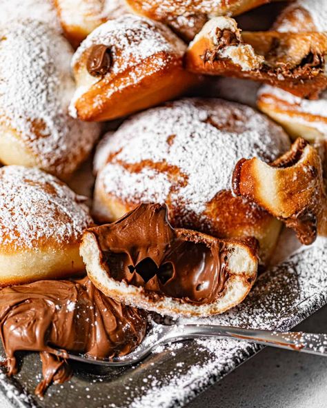 Nutella Beignets - Britney Breaks Bread Nutella Beignets, Puff Pastry Bundles, Appetizers Super Bowl, Desserts Peanut Butter, Super Bowl Appetizers, Cake Macarons, Sweet Fries, Beignet Recipe, Traditional Desserts