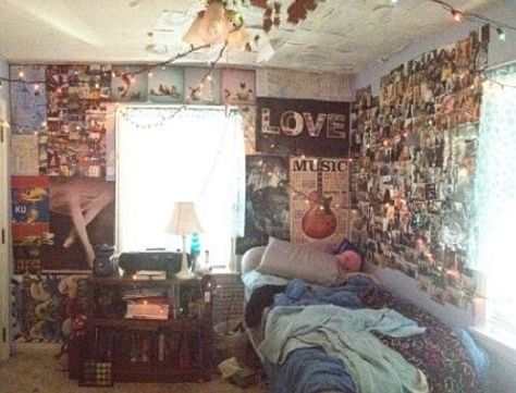 Want Teenage Dirtbag Bedroom Aesthetic, Kat Stratford Room, 90s Room Ideas, Realistic Bedroom, 90s Room, Background References, Hippy Room, Tumblr Rooms, Indie Sleaze