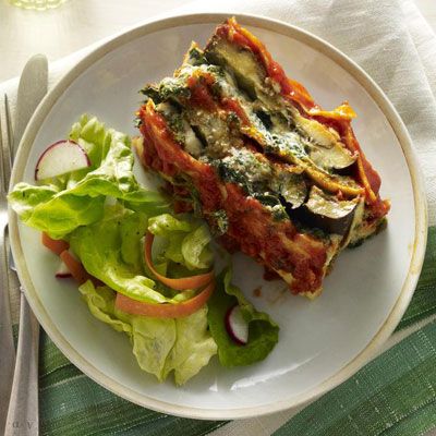 Eggplant and Spinach Lasagna..modified by including chicken italian sausage and using cottage cheese instead of ricotta cheese. Yum! Lasagna Loaf, Eggplant Lasagna, Cottage Cheese Recipes, Spinach Lasagna, Pasta Casserole, Healthier Food, Garden Veggies, Awesome Food, Eggplant Recipes