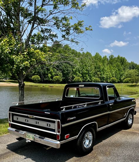 Old School Ford Trucks, 90s Truck, Old School Trucks, Classic Trucks Chevy, Old Ford Pickup Truck, Truck Aesthetic, Old Chevy Pickups, Retro Truck, Black Truck