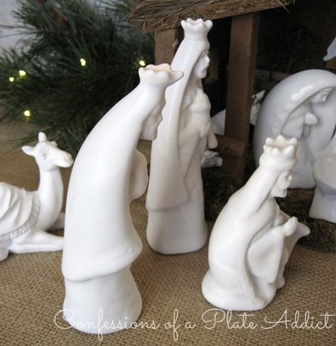 CONFESSIONS OF A PLATE ADDICT: Dollar Store Nativity Makeover Dollar Store Christmas Decorations, French Accent, Diy Nativity, Inexpensive Christmas, Dollar Store Christmas, White Spray Paint, Nativity Ornaments, Diy Dollar Store Crafts, Holiday Crafts Christmas