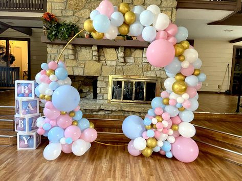 Gender Reveal Backdrop Idea for photos. Pink , Blue, White and Gold balloons with circle arch Balloon Arch Pink, White And Gold Balloons, Circle Balloon Arch, Gender Reveal Backdrop, Circle Arch, Gender Reveal Decorations, Balloon Gift, Blue Balloons, Gold Balloons