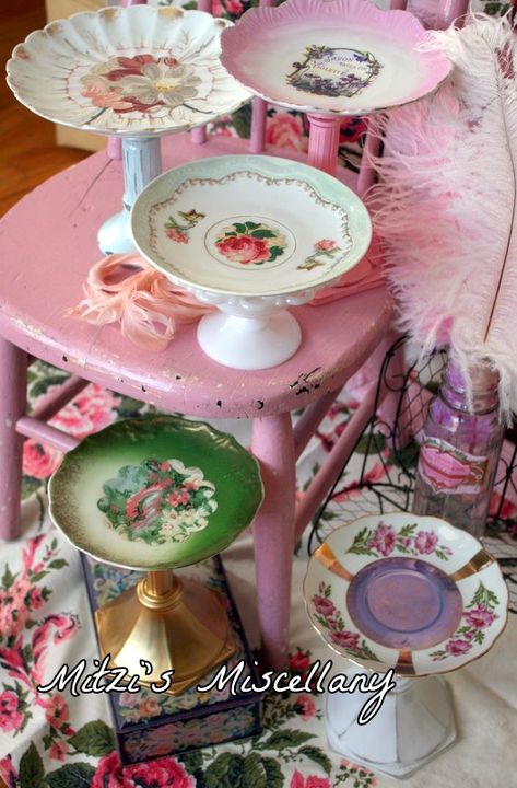 Thrift Store Pedestals Diy Thrift Store Crafts, Thrift Store Upcycle, Thrift Store Diy, China Crafts, Thrift Store Furniture, Shabby Chic Stil, Old Plates, Estilo Shabby Chic, Thrift Store Crafts