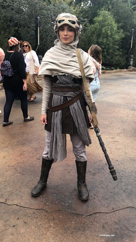 Star Wars Cosplay Women, Disney Bonding, Galaxy's Edge Outfit, Edge Outfits, Batuu Bounding, Star Wars Inspired Outfits, Black Spire Outpost, Star Wars Disneybound, Didney Worl