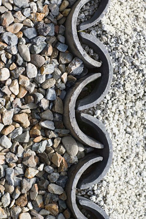 Zen garden stones (Chris Vaughan | depositphotos), gravel, path meets, path separation Planter Edging, Landscape Edging Stone, Garden Edging Ideas, Landscape Borders, Edging Ideas, Landscape Edging, Garden Deco, Have Inspiration, Garden Edging