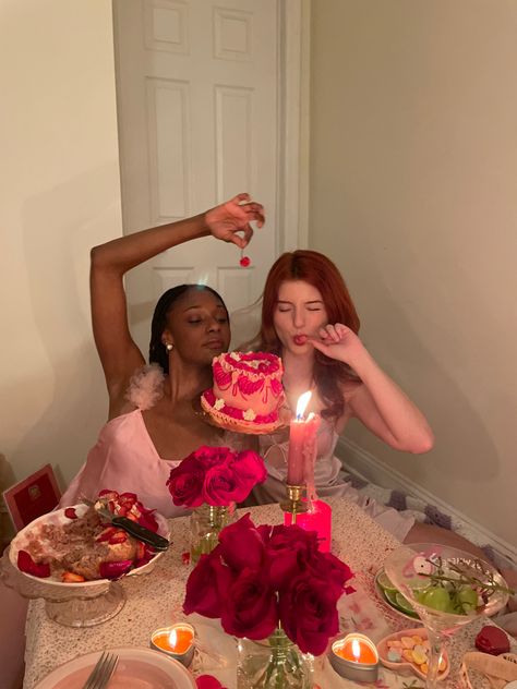 Bestie Valentines Day Photoshoot, Aesthetic Photos With Friends, Galentines Shoot, Photoshoot Ideas With Friends, Heart Cake Aesthetic, Aesthetic Galentines, Bsf Poses, Dinner Photoshoot, Birthday Party With Friends