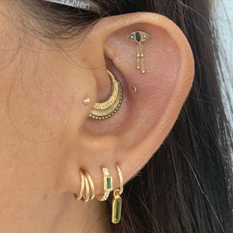 Ear Piercings Stacked, Stacked Lobe, Full Ear Piercings, Mod Jewelry, Ear Art, Cool Ear Piercings, Accesories Jewelry, Hot Jewelry, Dope Jewelry