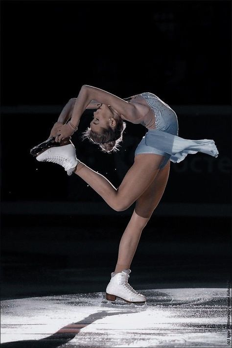 Skater Poses, Cornelia Hale, Football Fitness, Figure Ice Skates, Figure Skating Outfits, Skate 3, Skating Aesthetic, Training Fitness Gym, Skater Aesthetic