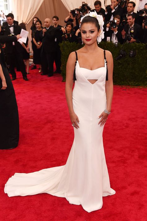 Selena Gomez in a white Vera Wang gown at 2015 Met Gala held at the Metropolitan Museum of Art in New York City (4-5-15) Monday. Selena Gomez Red Carpet, Best Met Gala Looks, Vera Wang Gowns, Skincare Secrets, Met Gala Red Carpet, Iconic Dresses, Dresses Dresses, Red Carpet Dresses, Gigi Hadid