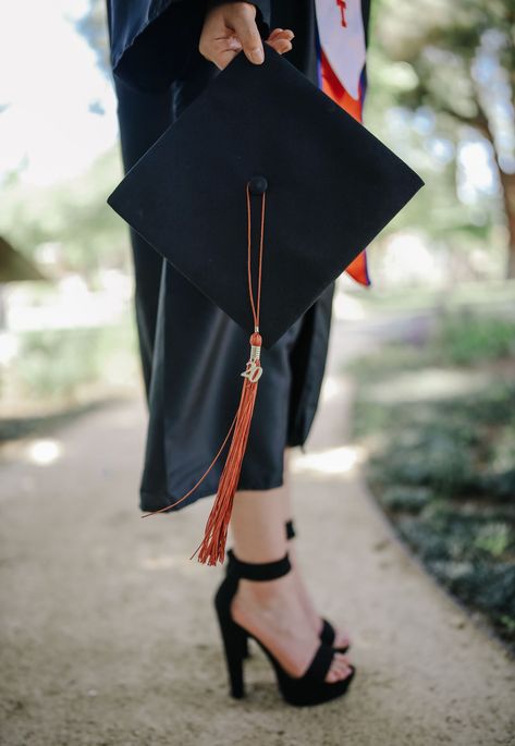 Graduation Hat Pictures, Fresno State Graduation Pictures, Hispanic Graduation Pictures, Diy Graduation Pictures, Graduation Gown Ideas, Graduation Outfit Ideas White, Graduation Shoot Ideas Photoshoot, High School Graduation Outfit Ideas, Outdoor Graduation Photoshoot Ideas