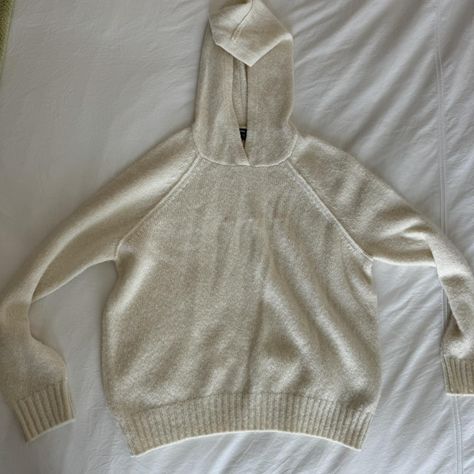 Similar to khaite hoodie it’s a James Perse cashmere sweater with hood 

Originally $698

#jamesperse #khaite #cashemerehoodie #cashmere