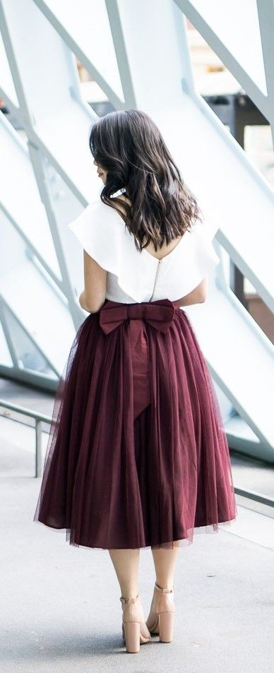 Bow tulle skirt, ruffle crop top, holiday outfit, petite fashion blog, Seattle Public Library, http://www.justatinabit.com/2016/10/bow-tulle-skirt.html Tutu En Tulle, Tulle Skirts Outfit, Fancy Christmas, Erin Sanders, House Planning, 2020 Style, Persian Fashion, Skater Skirts, Pleated Tulle