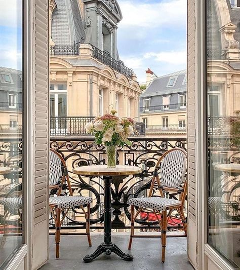 Small Parisian Apartment, Parisian Chic Interior, Parisian Style Interior, Parisian Style Home, Parisian Balcony, French Balcony, Golden Mirror, Parisian Cafe, Chic Spaces