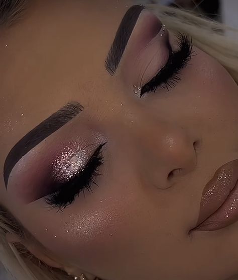 Pink And Silver Smokey Eye, Pink Formal Makeup Looks, Makeup For A Pink Dress, Make Up Roz, Light Pink Quince Makeup, Dusty Pink Makeup Look, Quinceñera Makeup, Makeup For Quinceanera, White And Pink Makeup