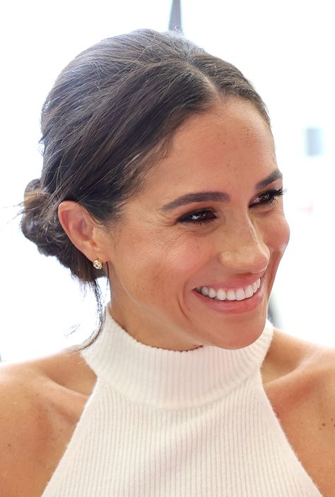 Meghan Markle Hair, Low Messy Bun, Loose Buns, Low Updo, Princess Meghan, Meghan Markle Style, Keynote Speaker, Slick Hairstyles, Royal Engagement