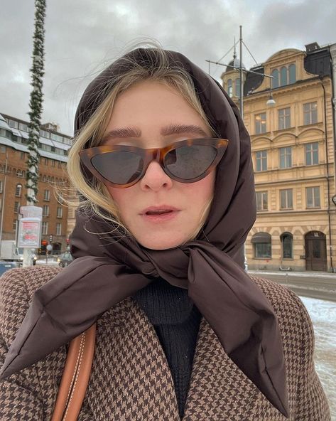 Stylish Winter Hats, Knitwear Trends, Silk Headscarf, London Outfit, Mood Board Fashion, Head Accessories, Black North Face, Hiking Outfit, Mirrored Sunglasses Women